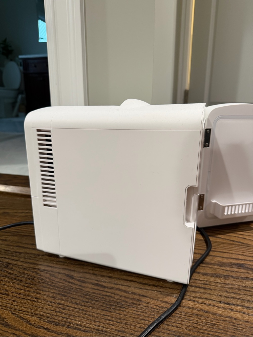 Frigidaire Gallery Compact White mini fridge - Picture 3 of 4